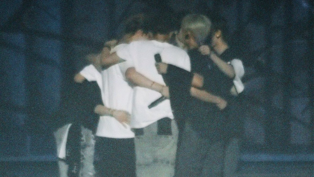 hoonikiz's tweet photo. happy 3 years ! keep on shining, my seven brightest stars ★ https://t.co/58pLVR5BEA
