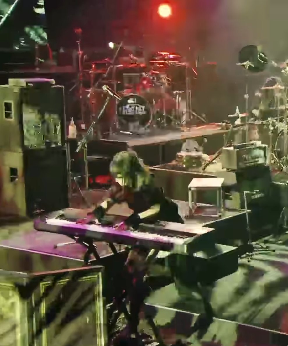 superspicysnack's tweet photo. everyone needs to watch ave mujica at farbe OA right now. sakiko plays the keyboard backwards during mas?uerade rhapsody re?uest. it's fucking nuts https://t.co/VSB85paj8U