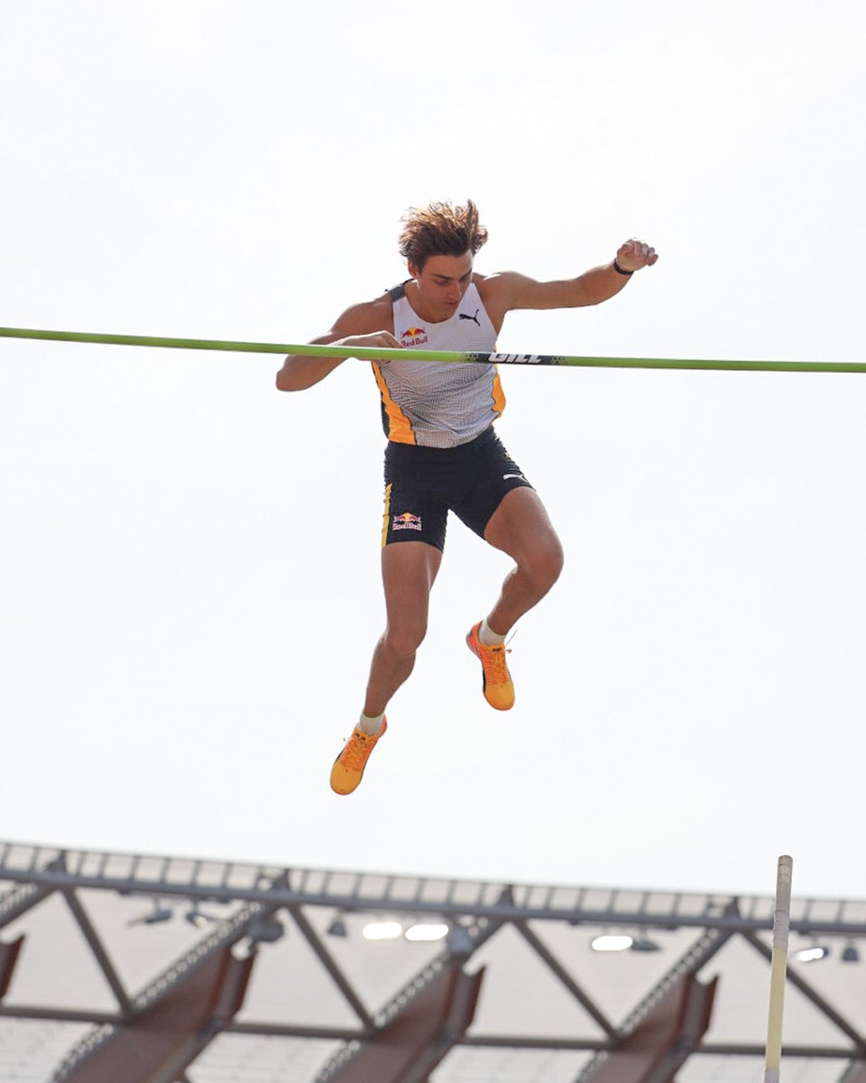 atleticaitalia's tweet photo. 🚀 𝐃𝐮𝐩𝐥𝐚𝐧𝐭𝐢𝐬 𝟔,𝟐𝟑!

vola nell'asta il fenomeno Mondo Duplantis che si migliora di un centimetro al primo tentativo, è il secondo #record mondiale della giornata a Eugene: che show nelle finali di Diamond League!

Ph. Gorczynska/Diamond League

#atletica https://t.co/qeA01QKsLF