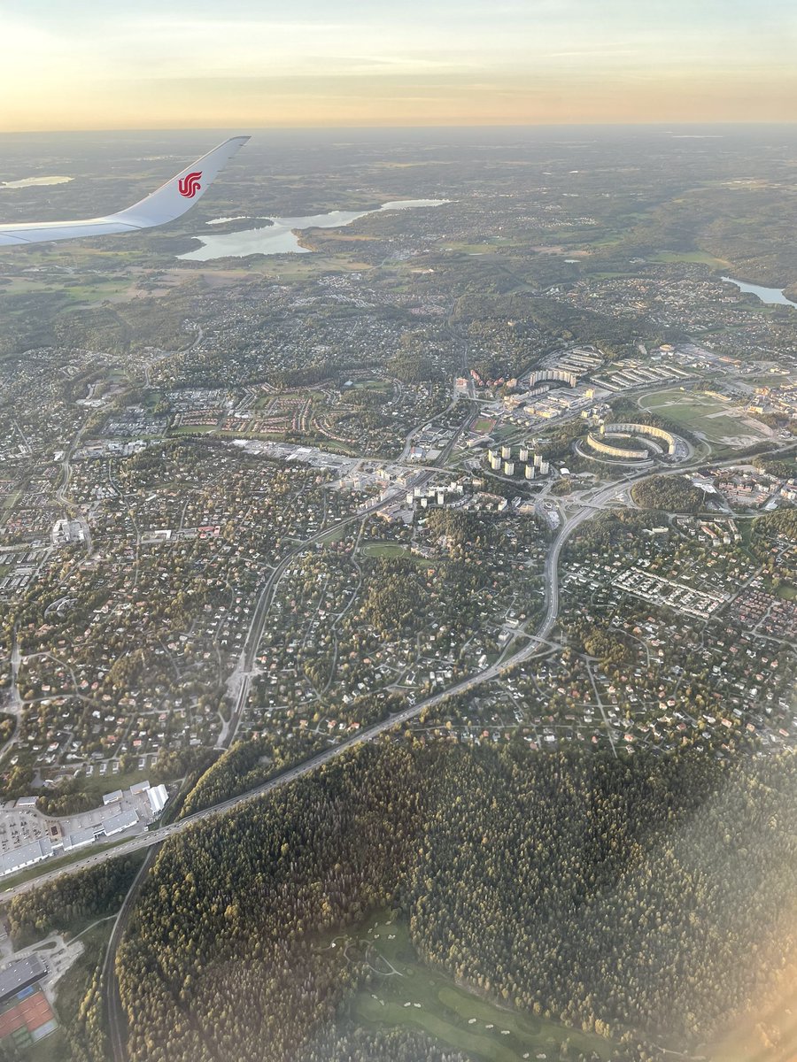 这地方给我第一印象是在一望无际的森林里逐渐发展出的城市