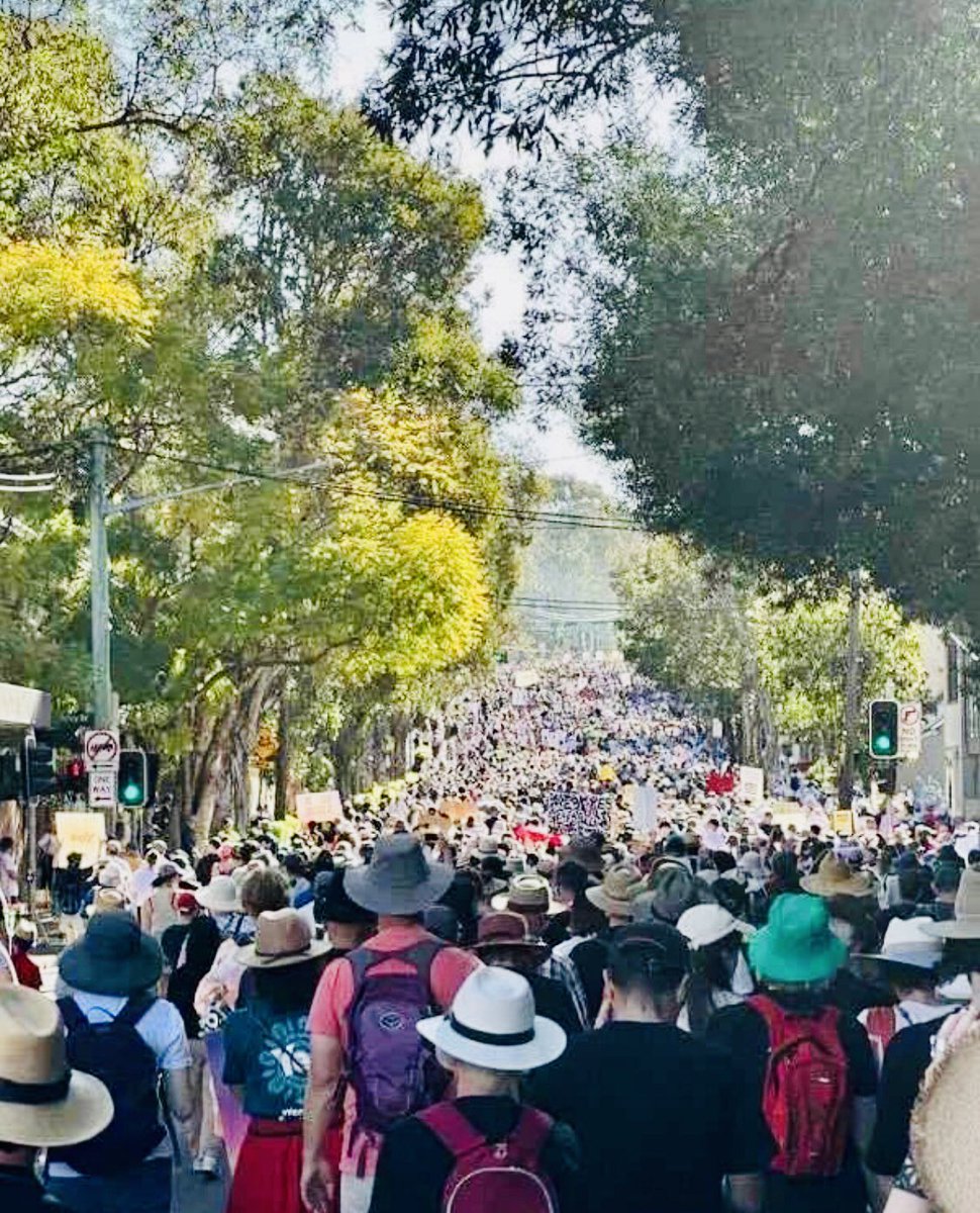 What a day! Allies all across Australia walked together on the right side of history. Amazing to the part of the Walks for Yes in Naarm & on Gadigal Land, big love to everyone who joined.❤️#VoteYes #Yes23 #HistoryisCalling
@ACOSS 
@FredHollows 
@OxfamAustralia 
@ANTAR_National