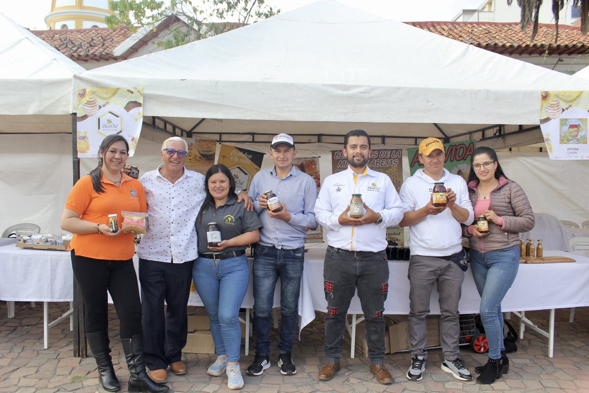 Soy_Boyaca's tweet photo. Invitamos a los Boyacenses y a nuestros visitantes a continuar apoyando los productos de nuestra región, como el delicioso queso de Paipa y, por supuesto, la miel producida por ustedes.

Gracias por su compromiso y por ser parte de la promoción de nuestra cultura y tradiciones. https://t.co/rzpCIjWdDv