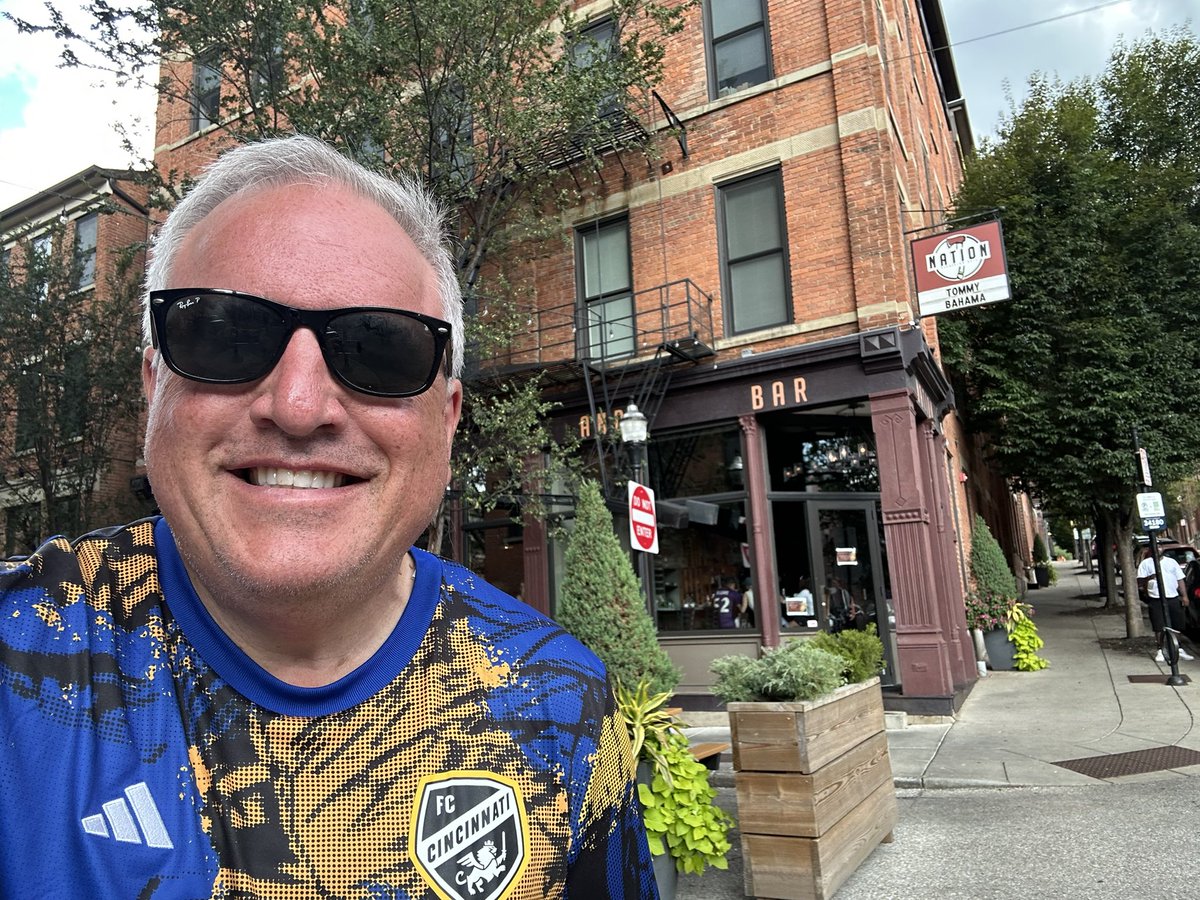 cincygreghoodin's tweet photo. Getting my burger on and celebrating #NationalDoubleCheeseburgerDay accordingly @Nation_Cincy in Beer Cheese burger form supporting @CincySmilesFdn with a little tot action THAT’S #whatsfordinner #sundayincincy #sundayvibes #dinelocal #eatcincy #cincyeats #eatcincy https://t.co/BeDI8Yn7bE
