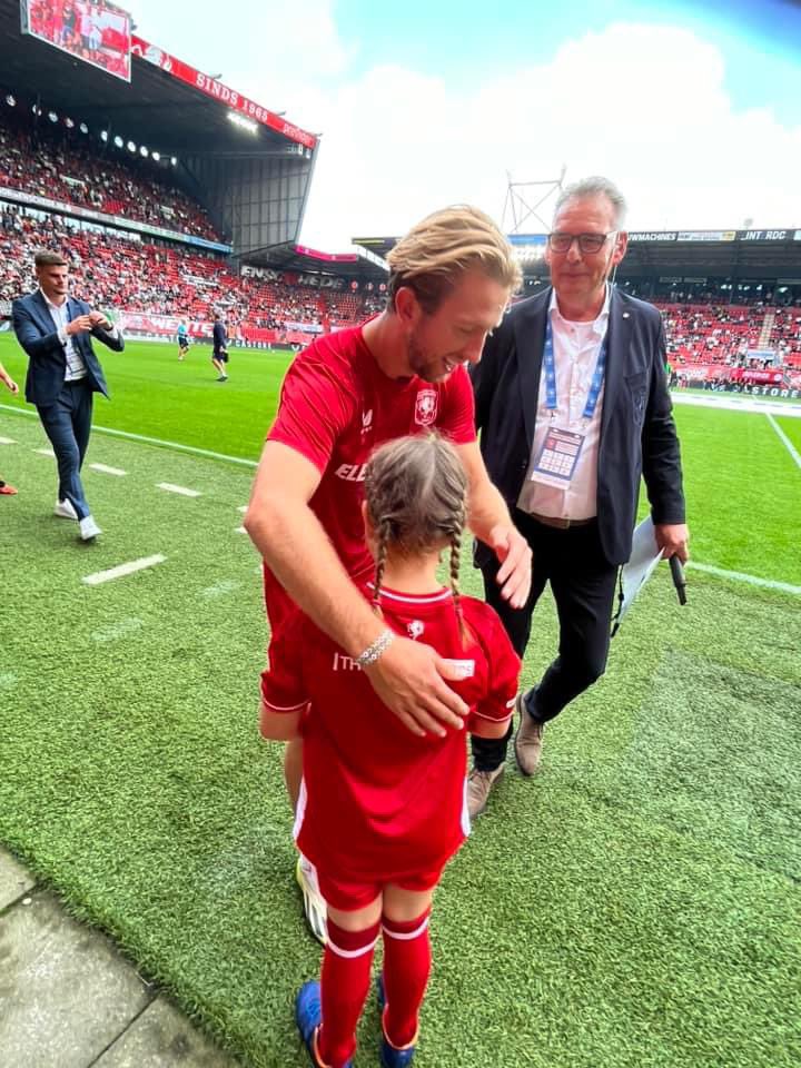 EmielRutgerink's tweet photo. @Michelvlap @fctwente Wederom super partij gespeeld 👏🏻En mijn dochter de dag van haar leven bezorgd! https://t.co/2DT87FEVth