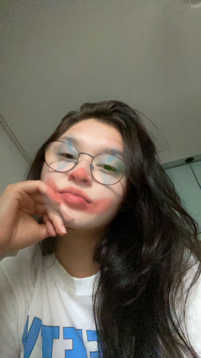 Bir gün bir palyaço varmış bütün ağlayanları güldürüyormuş bir gün bir adam varmış yoğun ağlama teşhisiyle hastaneye kaldırılmış doktor da demiş ki git o palyaçoyu bul o seni güldürür, o da demiş ki;o da benim...