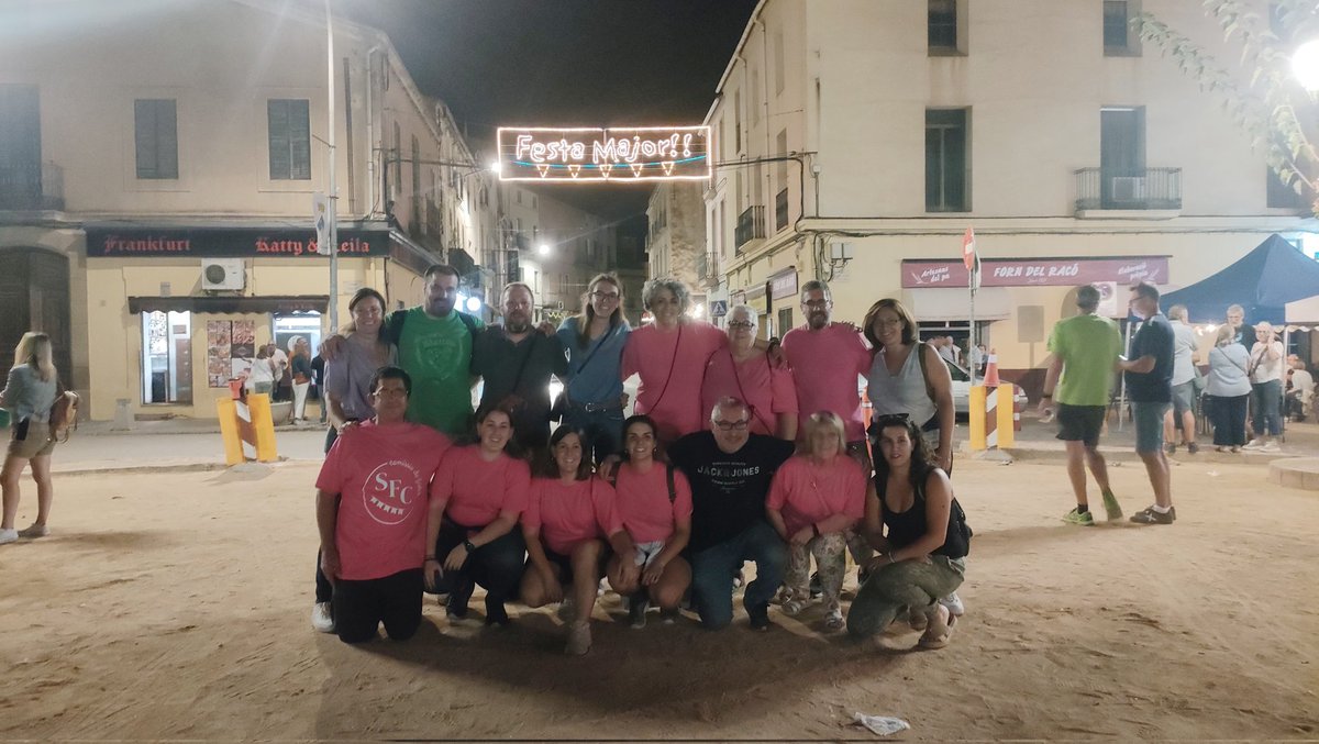 onacodinenca's tweet photo. El sopar popular a la plaça i el piromusical tanquen la festa major de 2023. No hi ha faltat la tradicional foto de família de la Comissió de Festes @CFSFDC que ha pensat i treballat per la #fmCodines23 #sfcFM https://t.co/K16ZC2EGjh