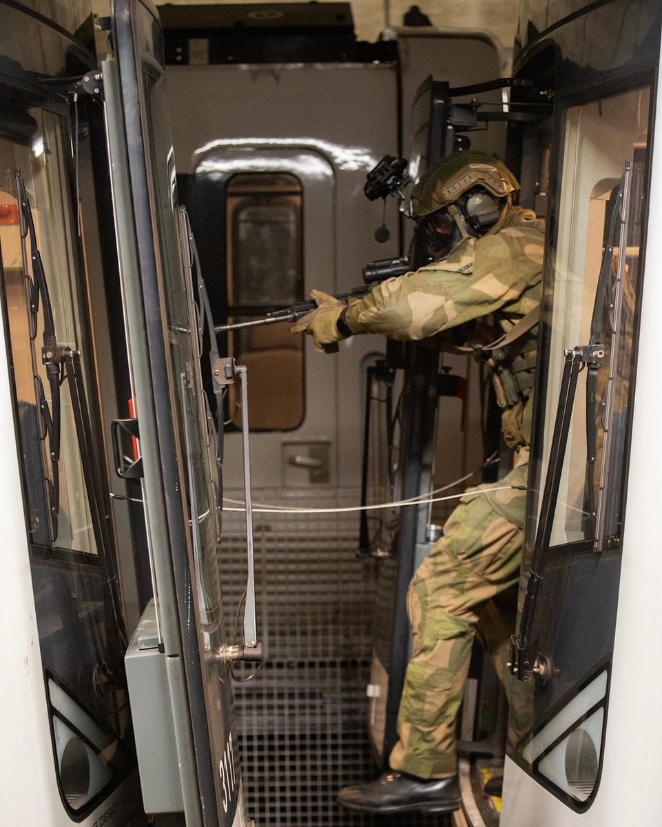 DefenderNor's tweet image. The 🇳🇴Norwegian Army Quick Reaction Force during a MOUT exercise in Oslo some weeks ago
#mout #military #army #Oslo