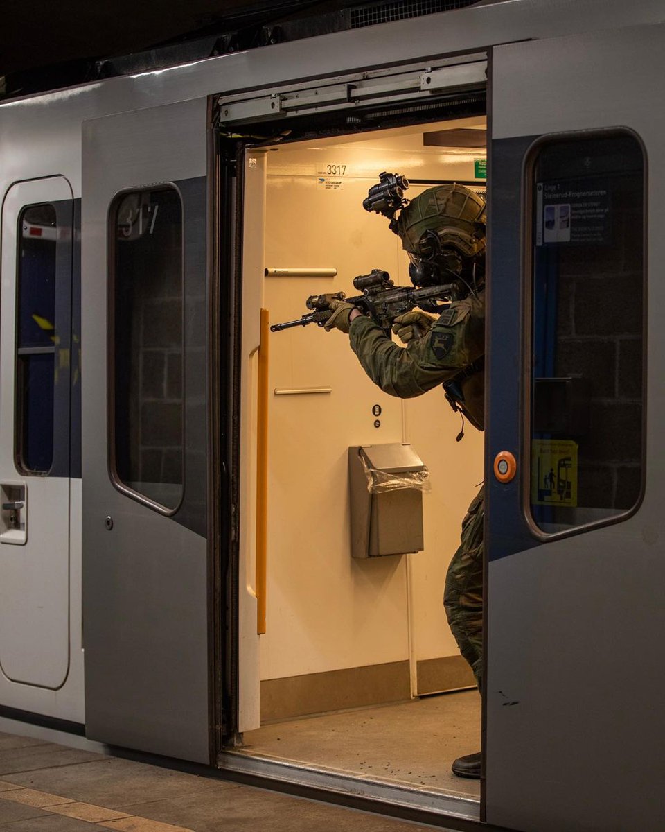 DefenderNor's tweet image. The 🇳🇴Norwegian Army Quick Reaction Force during a MOUT exercise in Oslo some weeks ago
#mout #military #army #Oslo