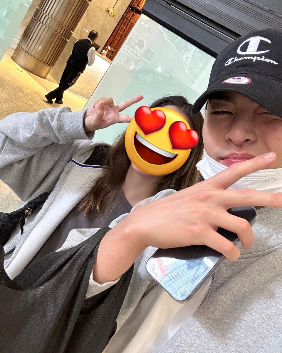 kooskyjunhoe's tweet image. Koo Junhoe takes a picture with a fan in LA 

ctto