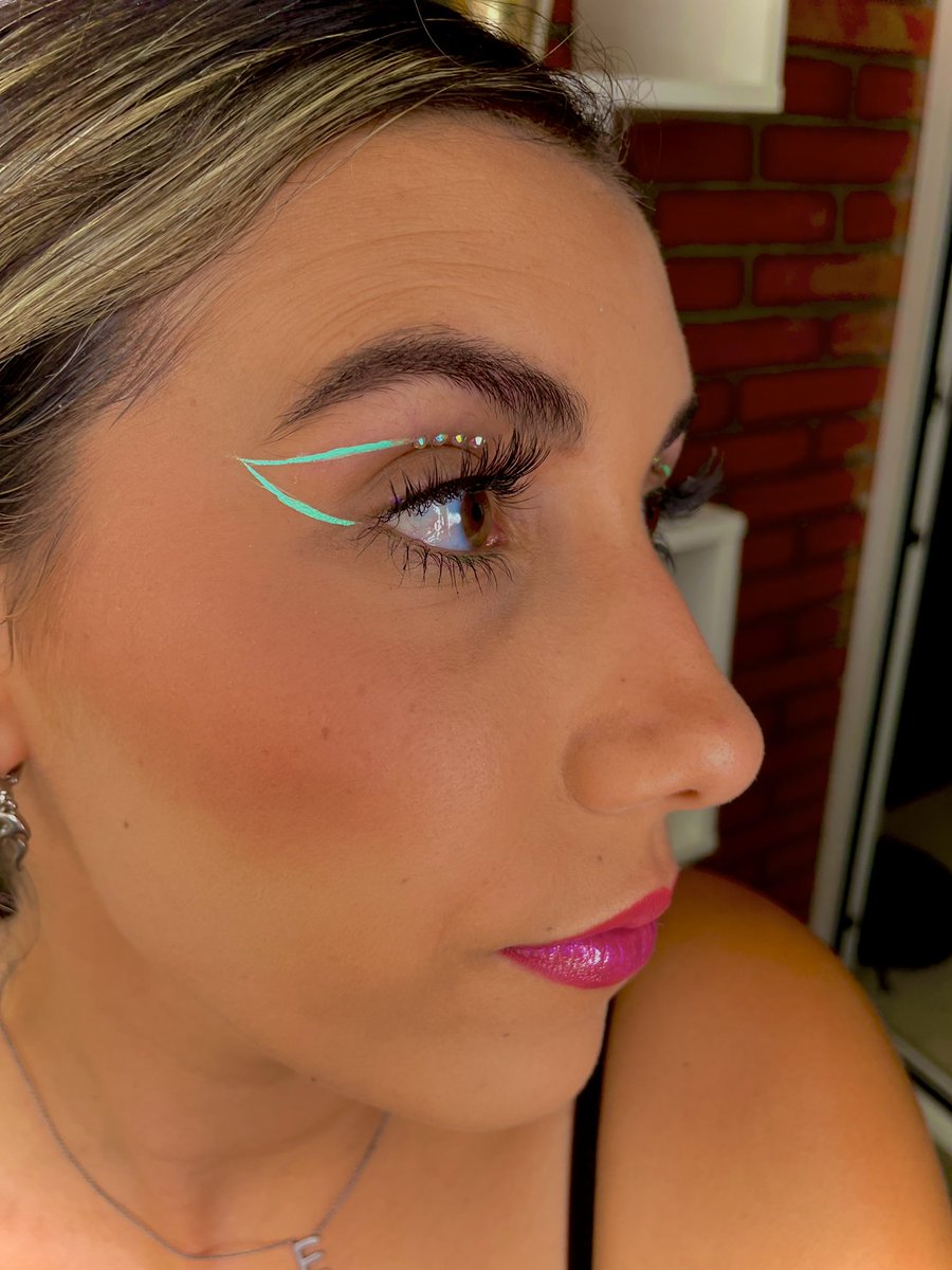MakeupByEsther's tweet photo. Eyeliners de colores y con piedritas adoro!! 💜💚 https://t.co/q5M7StMLtB