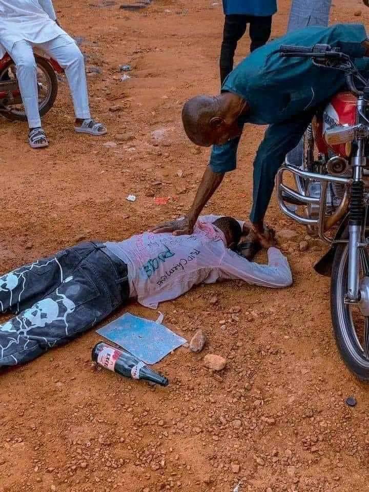 GRATITUDE PAYS! The fresh graduate went down straight to appreciate his dad, an Okada rider, for giving him opportunity to be a graduate today. “He struggles so hard for my sake, he stated” Bravo champ 🤟💯❤️!! One of the best things you will see on the Internet today Copied