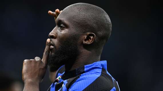 Cris4sR's tweet photo. "Sembra che Lukaku abbia scelto il sole di Roma invece dell'Inter! ☀️😆 Ma dai, ragazzi, forse ora potete trovare un nuovo eroe! 😜 #ASRoma #Lukaku #InterFans" https://t.co/hcL2rep1Eu