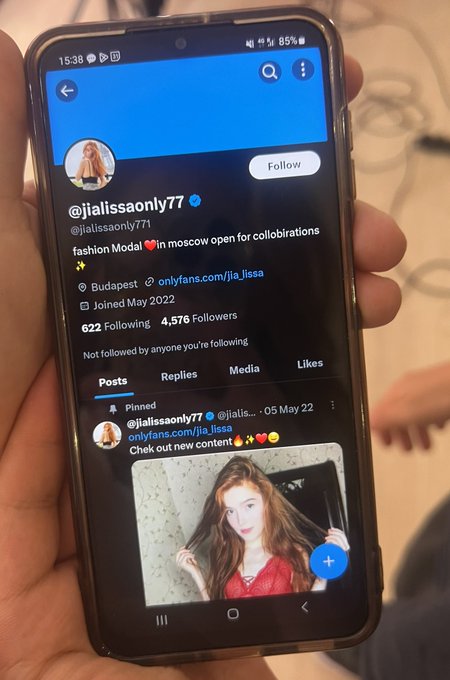 Wtf I don&rsquo;t have a blue check but this fake account does ? 😂 https://t.co/9vtIa0bypk