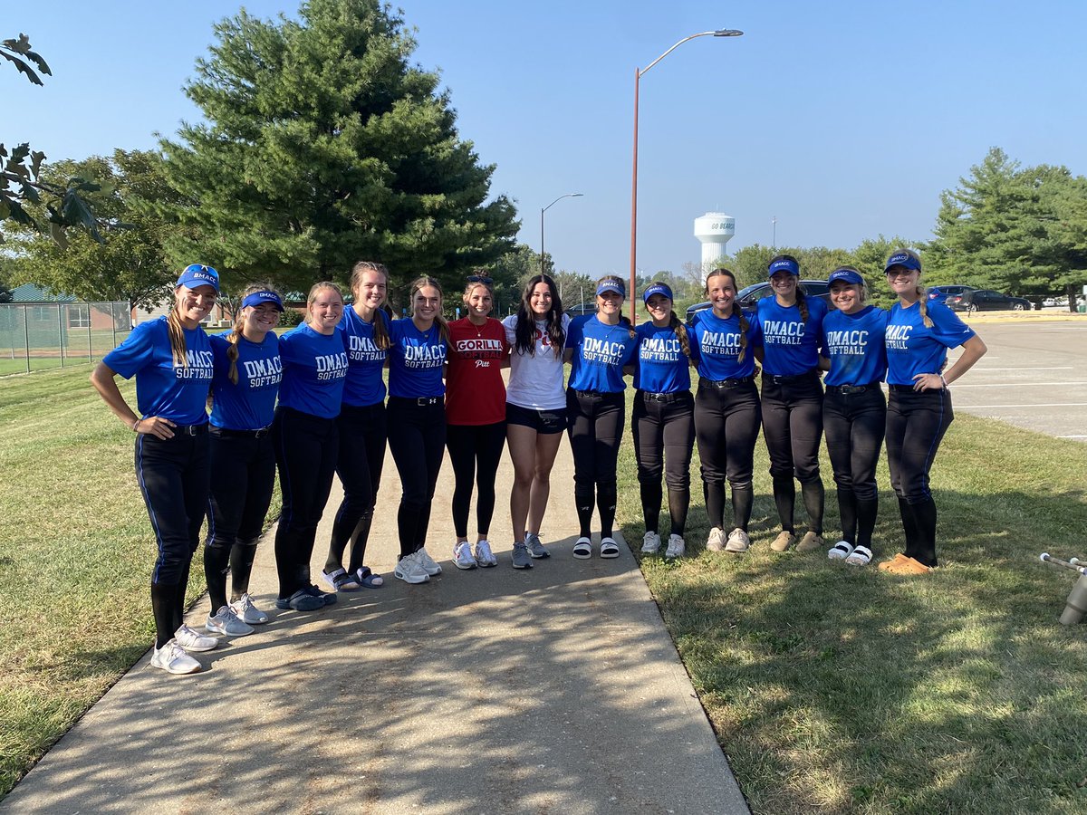DMACCsoftball's tweet photo. ‼️FORMER BEARS‼️

Thank you to former bears, Emily Ades and Amaya Snyder that came to watch us play today! We missed you guys and wish you the best of luck at Pitt State!

#GoBears🥎
@BobLigouri https://t.co/5OO4S4pPoh