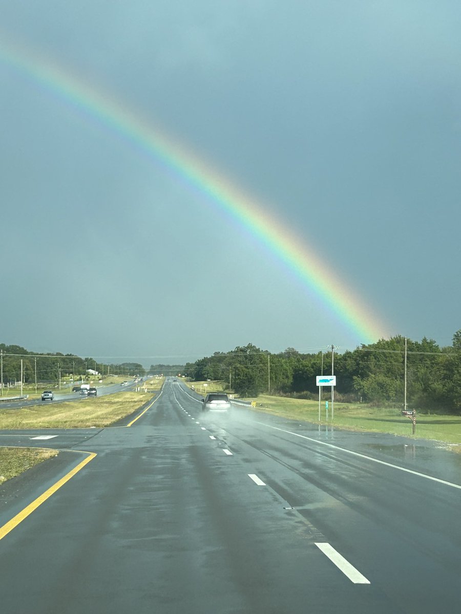 Me finks I found where da treasures
(or da treats) are’s 🌈 🤗🐾🐾
#rainbowconnection
#thinkingofallmyfriends
#nashville