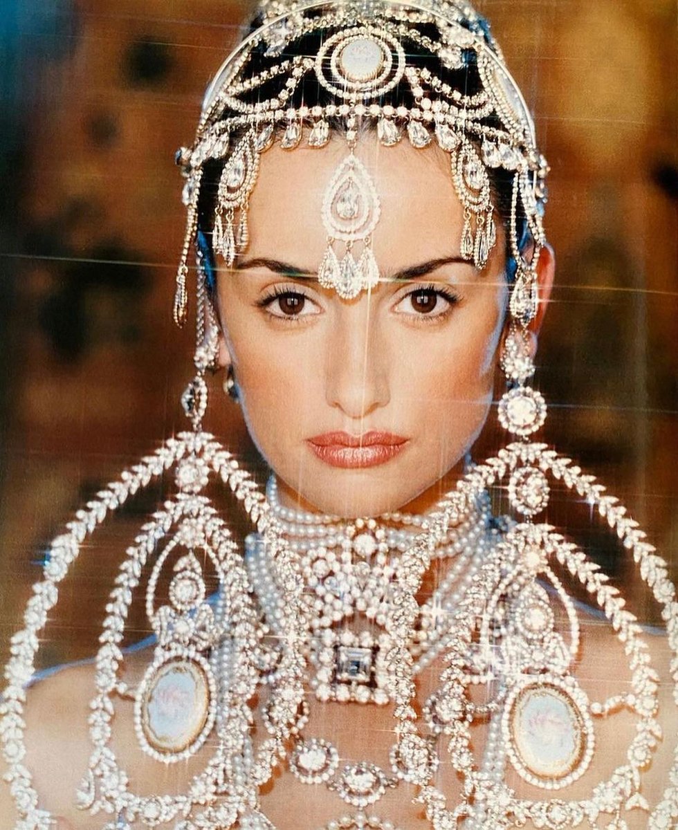 DvilCouture's tweet photo. Penelope Cruz Wearing Christian Dior for Vogue Spain February 2000 - Shot by Juan Gatti https://t.co/74dqlB0Lto