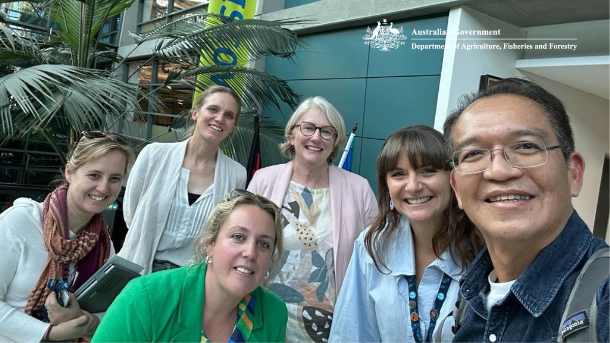 ChiefVetAus's tweet photo. Rachel Iglesias &amp; Andrea Britton from @DAFFgov's OCVO participated in a One Health meeting with Pawin Padungtod, Senior Technical Coordinator Emergency Centre for Transboundary Animal Diseases @FAOVietNam &amp; Anna Okello of @ACIARAustralia &amp; Phoebe Readford &amp; Jen Kelly of @CSIRO. https://t.co/T5RpycofTP