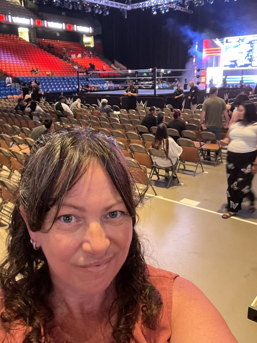 AuthorPiperJ's tweet photo. #WWEBOISE let’s go!! https://t.co/3wXiA1nh9t