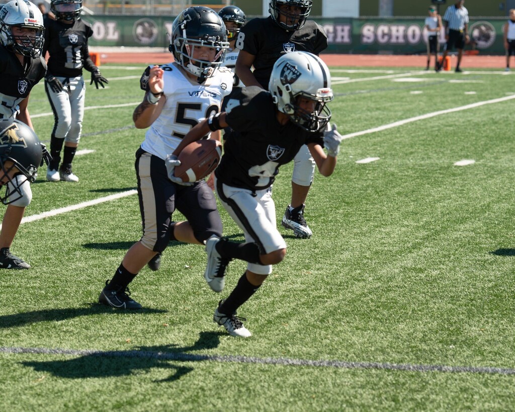 This weekend was full of action football for us ! 

Yesterday we got to photograph the jr raiders ( @azraiders10u ) vs the jr verado vipers ! Raiders taking home the win :-) 

Here are a few of our favorite shots from the game. 

#azjrraiders #buckeyeaz … instagr.am/p/CxTvfJfy3U9/