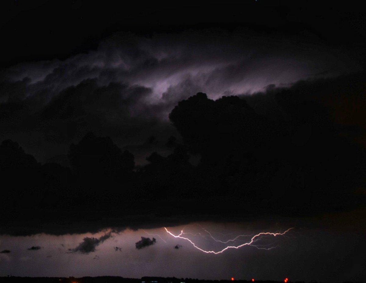 NormandieMeteo's tweet image. 00h08!

Je lâche rien...  Quelques cellules #orageuses sont encore présente sur la #Normandie.

Elles prennent la direction de la #mer.