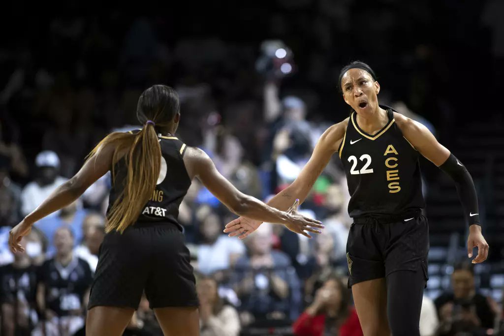 esportepop's tweet photo. 🏀🇺🇸WNBA • RESULTADO FINAL • PLAYOFFS (0x2)

🗓 Chicago Sky 70 @ 92 Las Vegas Aces

A'ja Wilson (LVA): 28PTS/16REB
Kahleah Copper (SKY): 25PTS/10REB

Em Las Vegas, as Aces vencem com tranquilidade e varrem as Sky. 

📸 Ellen Schmidt/AP

#SkyTown  #ALLINLV https://t.co/nkLUm76aGP