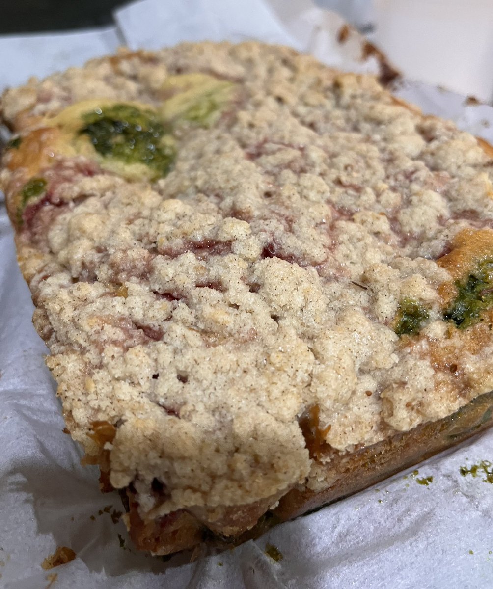 DrJenChen4kids's tweet photo. Took advantage of mom visiting (so she could babysit) to get in some #MedTwitterBaking #CakeForBreakfast 🍰 #SundayFunday #TastesBetterThanItLooks #DocsWhoBake
#PumpkinSpice bread @smittenkitchen
#Strawberry #Matcha coffee cake @kingarthurflour (pre-strawberry glaze 😋) https://t.co/m9j0TrOcwA