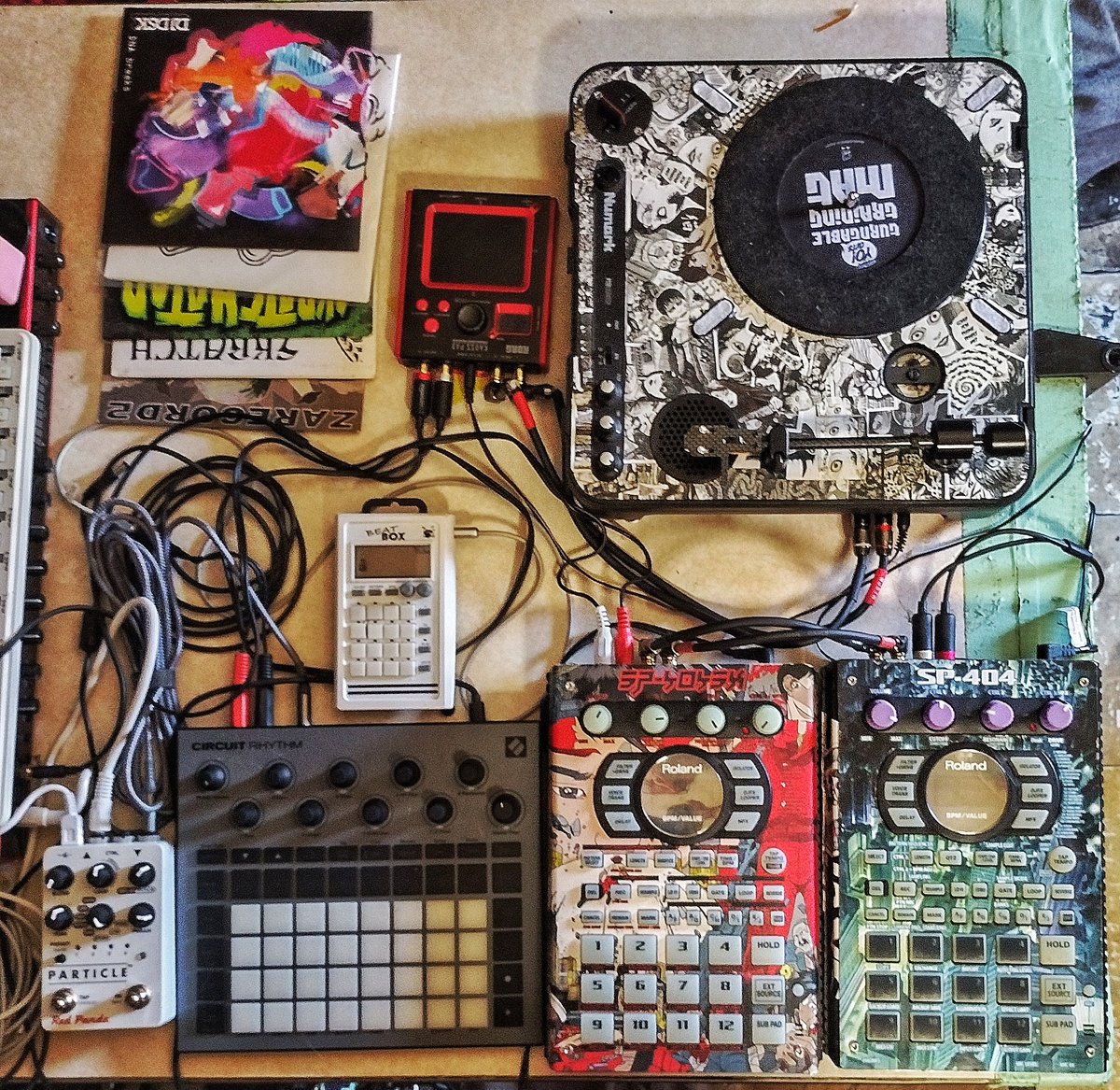 DankReynoldz's tweet image. Last night&apos;s setup. running through our set for the 30th as well as tinkering with some new ideas for the next album
#pushingbuttons