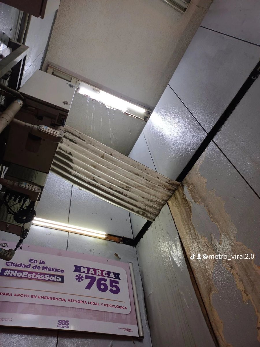 #ULTIMAHORA 

Otra muestra más de la Inversión Histórica en el <a href="/MetroCDMX/">MetroCDMX</a> 💸

Para Combatir las Filtraciones en Estaciones del #MetroCDMX el <a href="/GobCDMX/">Gobierno de la Ciudad de México</a> Consiguió Cubetas, Canaletas, Botellas de Plástico,  y Botes de Crema, en vez de Darle Mantenimiento Preventivo a las Estaciones🚨