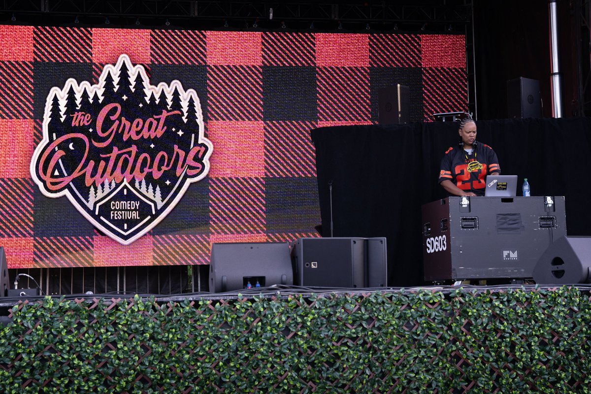 DJ_Oshoa's tweet photo. I had the best time being the opening DJ for The @greatoutdoorsCF on the weekend in Vancouver Starring Kevin Hart &amp; Russell Peters! 
Photos by @wandering_Docs 📸 https://t.co/yFG3hP0hg9
