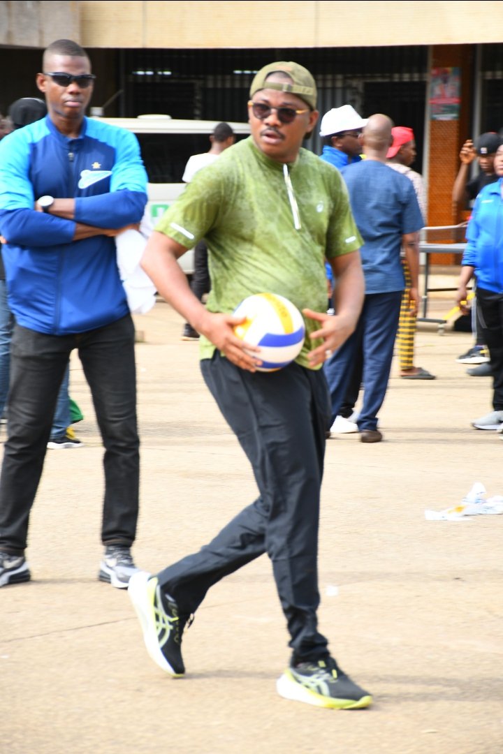 #cleanbarry #journéecitoyennesportive #CNT 
Jouer ensemble pour s'amuser!
Le fait d'évoluer au sein d'une même équipe aide à tisser des liens inébranlables et à lever de nombreuses barrières. Merci au Président du  CNT pour cette belle opportunité.