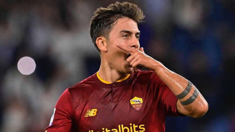 Cris4sR's tweet photo. Paulo Dybala è un talento straordinario nel calcio moderno, con una classe e una creatività che ricordano Francesco Totti. La maglia numero 10 sarebbe sicuramente un onore per lui. #DybalaNumero10 🔟⚽🌟 https://t.co/17JgeXOXrd