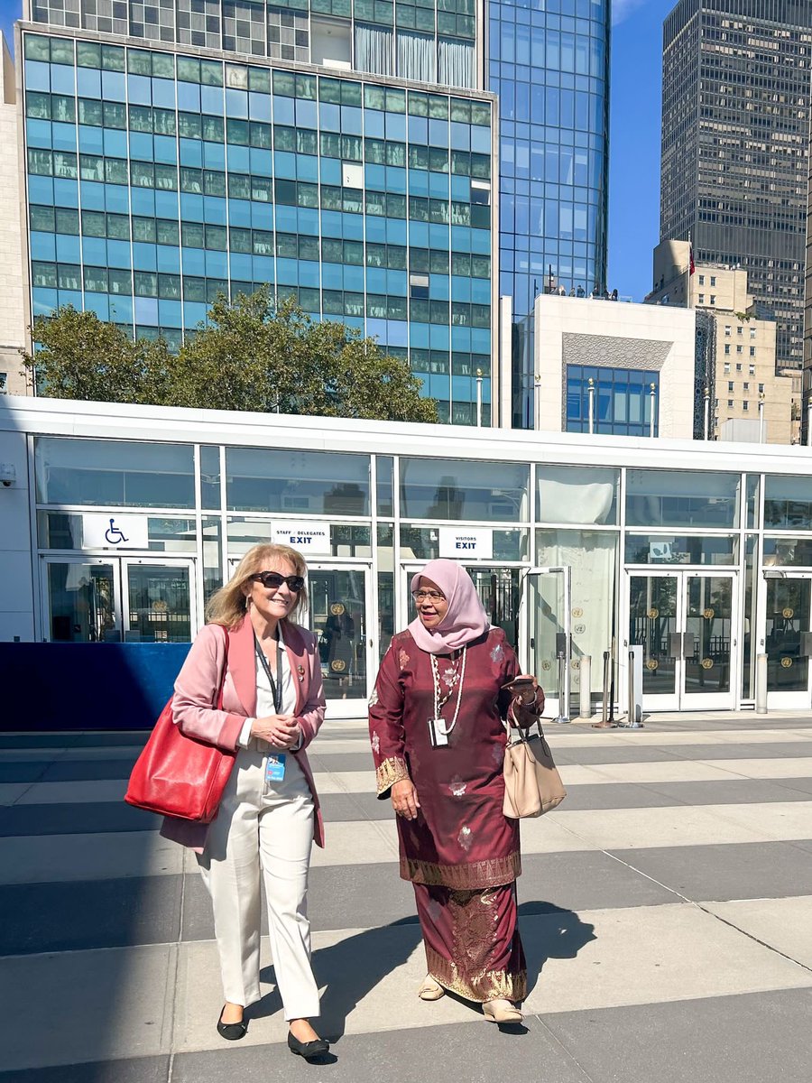CosseCarolina's tweet photo. Un placer y una gran oportunidad coincidir con @MaimunahSharif , directora ejecutiva de @UNHABITAT , que tiene entre sus cometidos el actuar por la acción climática y la mejora del entorno urbano, así como el combate a la desigualdad espacial en comunidades urbanas y rurales. https://t.co/gHs51C6bEo