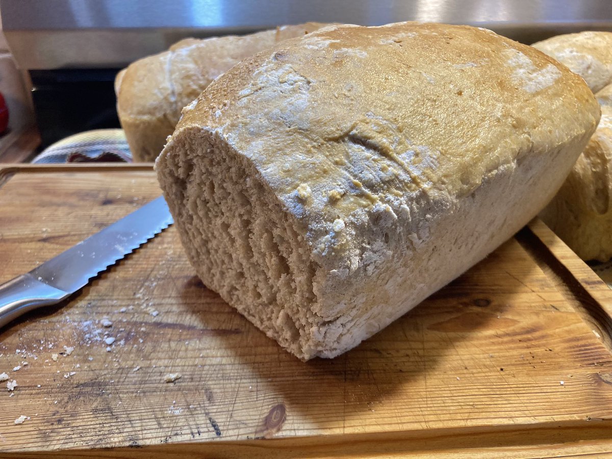 s_lvesque's tweet image. Première cuite automnale de pain d’habitant. Blé, avoine et son. 🍞 🍞 #homebread
