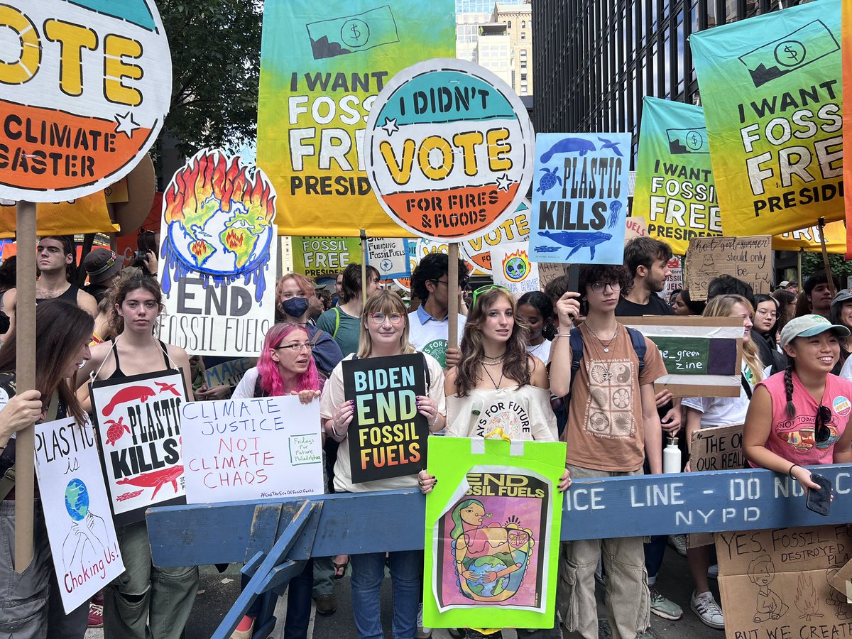 valentinastackl's tweet photo. 75k to send a clear message: #EndFossilFuels https://t.co/wzrPf2Re9z