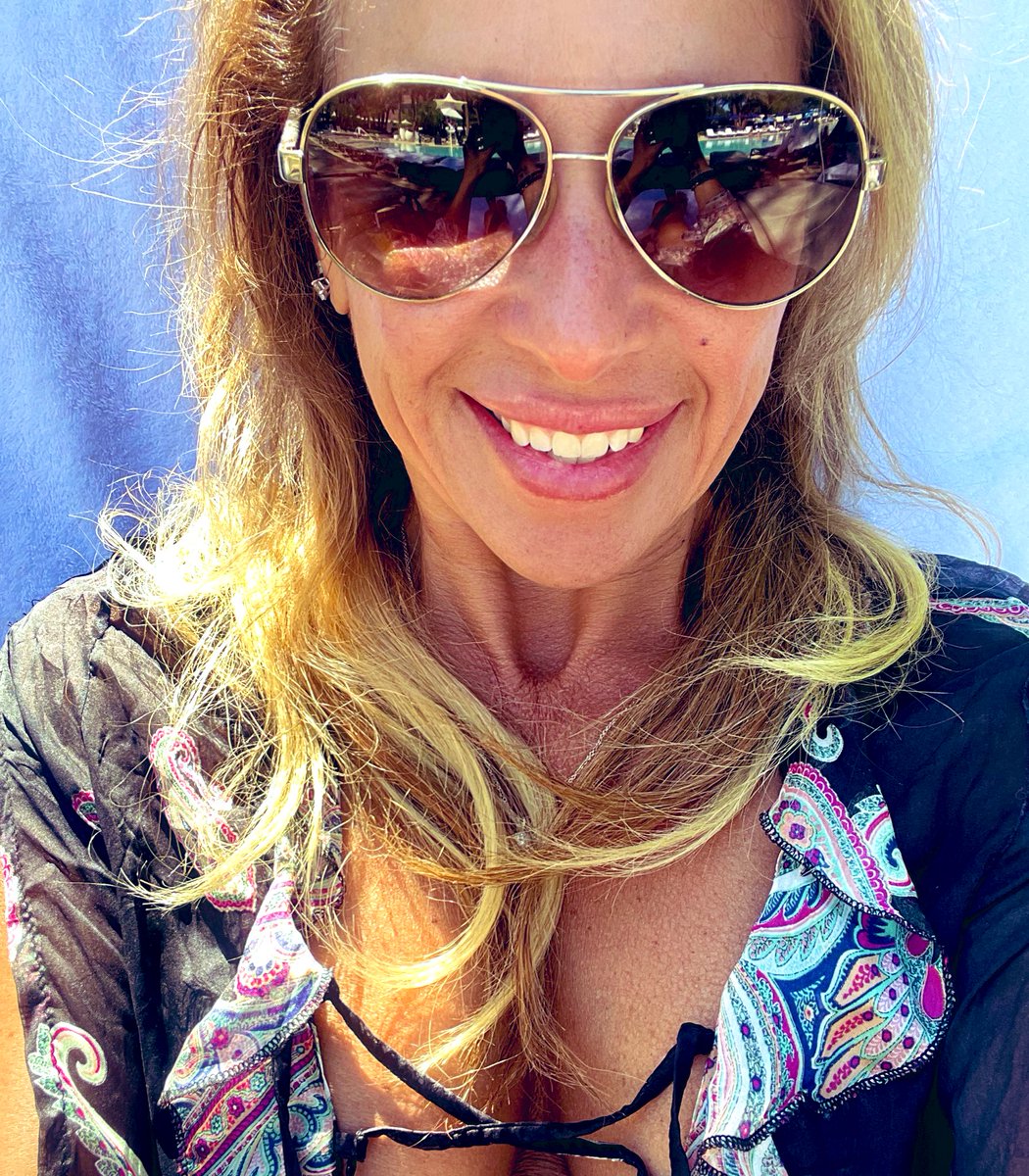 Brenda_licious7's tweet photo. …Recovery poolside 🍾😎 #Vegas #VegasLateNights #HeMadeMeDoIt 🍸🍸🍸 https://t.co/MvzV9m1eII