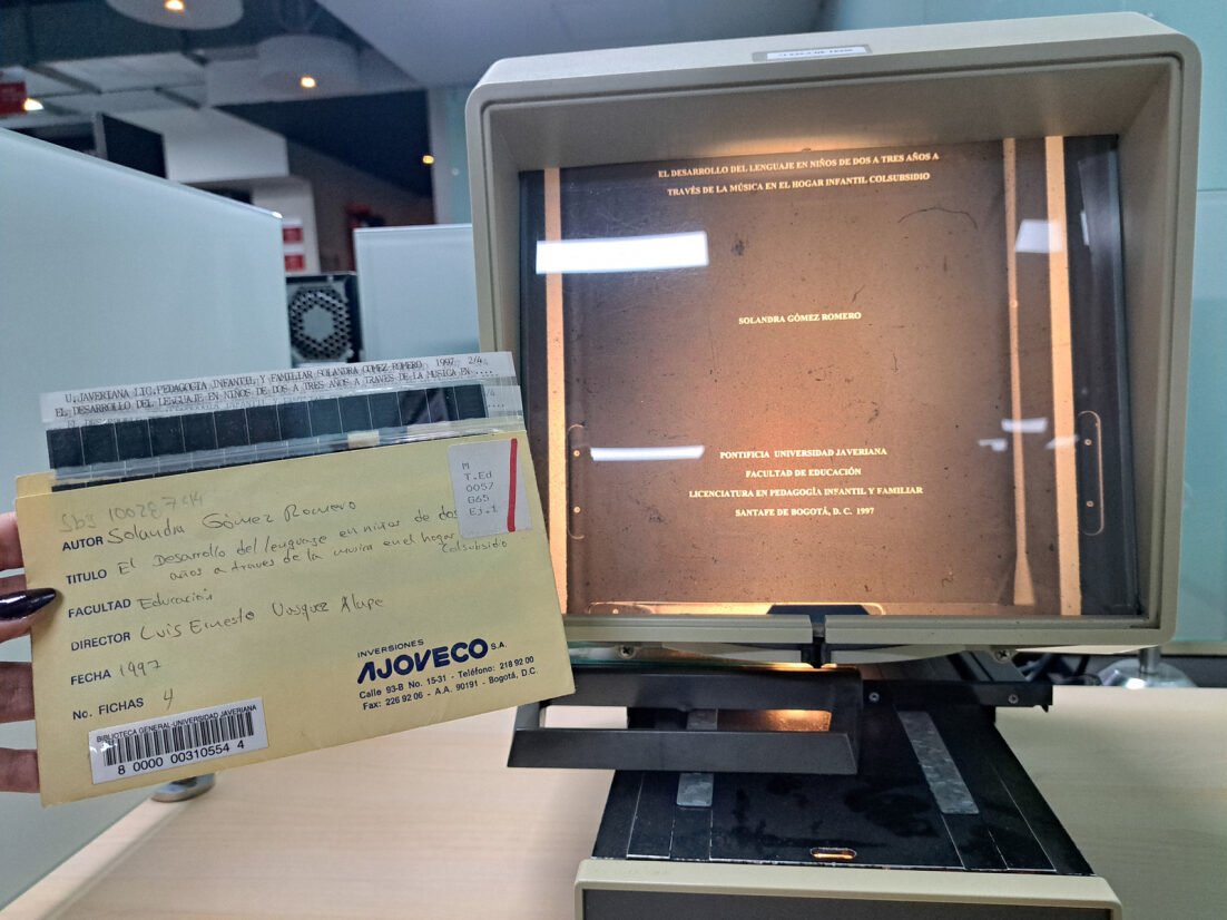 UniJaveriana's tweet photo. Te presentamos la hemeroteca, un espacio ubicado en el sótano 2 de @BibliotecasPUJ que cuenta con aproximadamente 6.350 títulos, entre los cuales se encuentran revistas, publicaciones periódicas y trabajos de grado #PostalJaveriana https://t.co/Gy3fHD4LUi