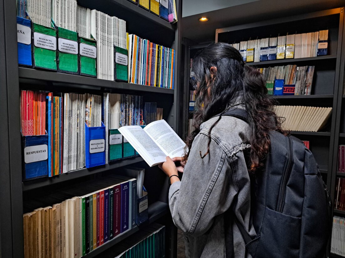 UniJaveriana's tweet photo. Te presentamos la hemeroteca, un espacio ubicado en el sótano 2 de @BibliotecasPUJ que cuenta con aproximadamente 6.350 títulos, entre los cuales se encuentran revistas, publicaciones periódicas y trabajos de grado #PostalJaveriana https://t.co/Gy3fHD4LUi