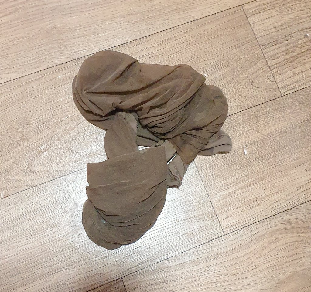 저만의 주말 피로회복제입니다

주중에 정신없이 지내다 
아내의 이 모습만보면
온전히 한가지에만 집중하게 되는거같아요ㅋㅋㅋ

그렇게 구멍난 스타킹만
또 덩그러니 ㅎㅎ

#스타킹 #팬티스타킹 #커피색스타킹 #와이프 #네토