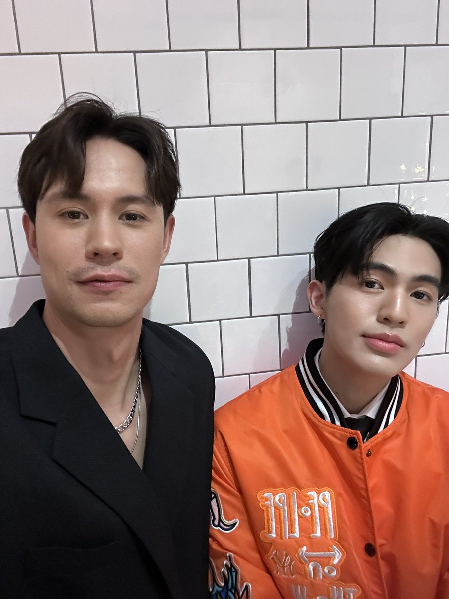 bbenlk's tweet photo. To Mr. Man

ยินดีด้วยนะคับวัยรุ่นส์ ขอให้คุณประสบความสำเร็จสมหวังในทุกประการและทุกสิ่งทุกอย่างและขอให้โลกนี้ใจดีคับคุณด้วยครัช เฮงๆรวยๆปังๆสูงๆ ไหนๆก็สูงอยู่แล้ว ก็อย่าลืมสูงเผื่อผมด้วยละกันน Thank you for being my awesome big bro!! #260KBesideMAN #ManTrisanu https://t.co/DhJPzBVszK