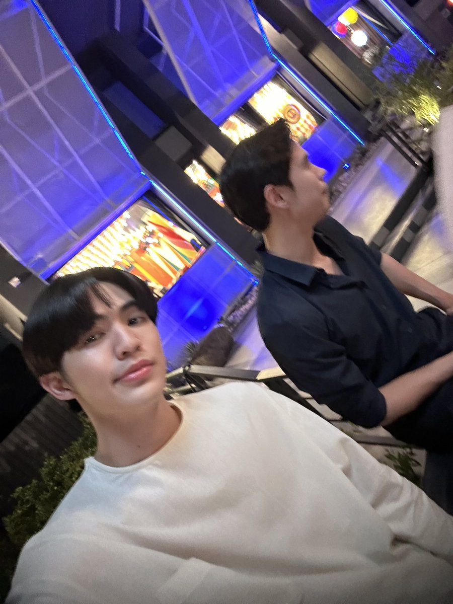 bbenlk's tweet photo. To Mr. Man

ยินดีด้วยนะคับวัยรุ่นส์ ขอให้คุณประสบความสำเร็จสมหวังในทุกประการและทุกสิ่งทุกอย่างและขอให้โลกนี้ใจดีคับคุณด้วยครัช เฮงๆรวยๆปังๆสูงๆ ไหนๆก็สูงอยู่แล้ว ก็อย่าลืมสูงเผื่อผมด้วยละกันน Thank you for being my awesome big bro!! #260KBesideMAN #ManTrisanu https://t.co/DhJPzBVszK