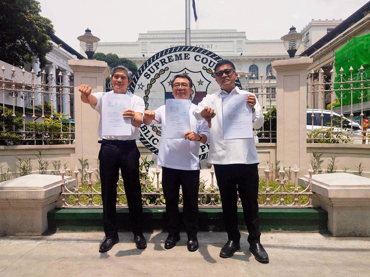 newswatchplusph's tweet photo. LOOK: Senate Minority Leader Koko Pimentel, former Bayan Muna Party-list Representatives Neri Colmenares, Carlos Zarate, and Ferdinand Gaite challenge the constitutionality of Republic Act 11954 or Maharlika Investment Fund Act of 2023 before the Supreme Court. | @anjocalimario https://t.co/VbFZxVVttB
