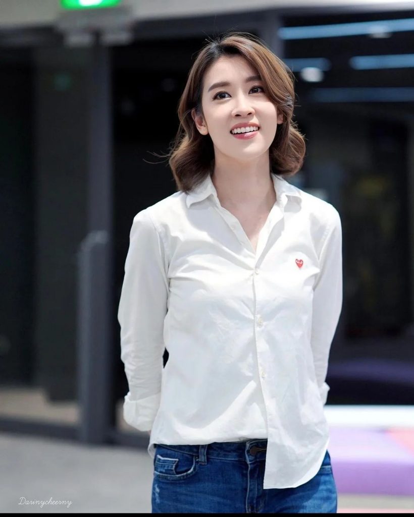 #เชียร์ฑิฆัมพร โพสต์ โปร่งใสสบายใจ หลังไปหมุนกองสลาก
.
หน้าดิฉัน ดูออกว่ามีความสุขหรอค้าาา
มาดูกับตาาา หมุนกับมือออ เห็นมาตรฐานแบบนี้ก็โปร่งใสสบายใจ~
.
และ ขอบันทึกในประวัติศาสตร์ชีวิต ว่าครั้งหนึ่งทิคัมยิ้มกว้างแค่ไหนนนนบนเวที แห่งนี้!!
ดีใจกับทุกคนที่ถูกรางวัล