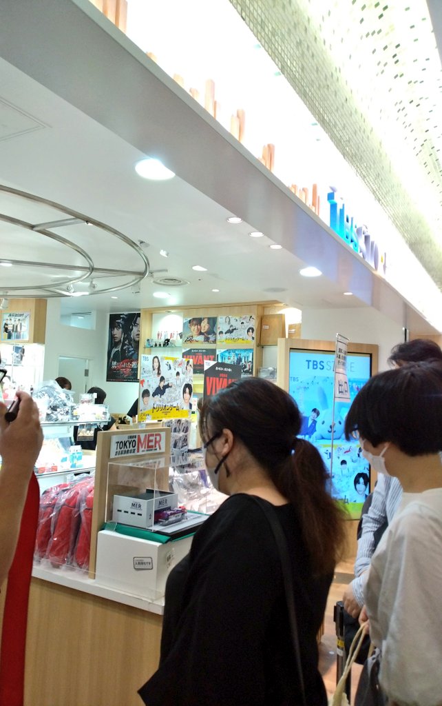 tsukiko_kashiwa's tweet photo. ホントは目的ではなかったのだが、足が自然にTBSストアへ、開店前から、グッズを求めるお客さんらで入場規制にて別班饅頭ゲット
ヴィヴィアン昨日最終回だったからね…
あとチンギスとドラムのアクリル版入手
#東京キャラクターストリート #別班饅頭 
#TBSSTORE
#チンギス
#ドラム 
#VIVANT最終回 https://t.co/i9u0ecOYif
