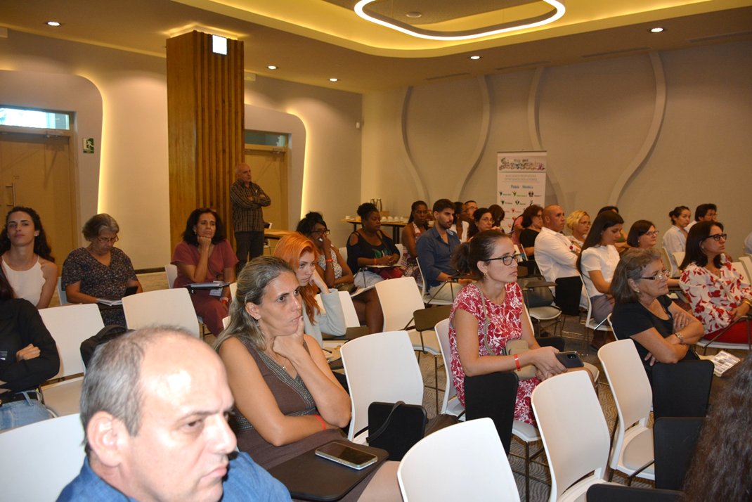 CIGBCuba's tweet photo. En el IV International Symposium #Cancer2023, jóvenes científicos del @CIGBCuba presentaron este sábado los resultados de sus investigaciones dirigidas a lograr terapias contra varios tipos de #cánceres. https://t.co/YCbD98STQa