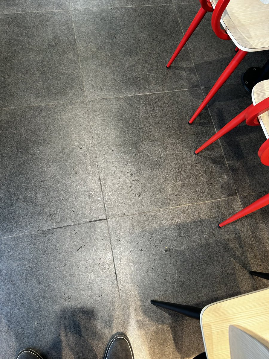 swarupsridhar's tweet photo. @KFC_India @kfc This is the state of your outlet at Cambridge layout in Bangalore. Unhygienic, filthy, AC turned off. Surprising KFC has has come to this state. https://t.co/jCyPJrOWhE
