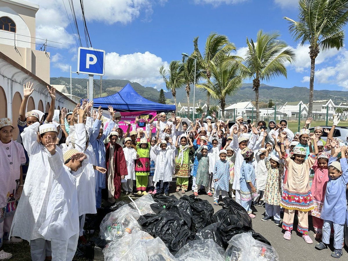Small hands, big impact!

Proud of our young #DawoodiBohra eco-champs of Réunion for leading a cleanup drive to make their neighbourhood cleaner, greener and healthier.
Over 105 kgs of litter was picked up and sent for recycling. ♻️
@Bohras_EAfrica 

#FutureLeaders #GlobalGoals