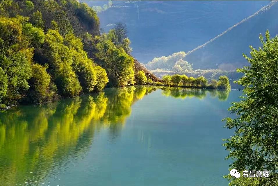ExploreGansu's tweet photo. 🍂✨Fall in love with the enchanting beauty of Guan'egou Scenic Area in #Longnan, #Gansu province.
🏞️🎨A mirror-like lake, white-cotton clouds and colorful leaves swaying in the gentle breeze... Nature's masterpiece awaits your visit! #CharmingGansu #GansuView #AutumninGansu https://t.co/K5GvKVA6VR