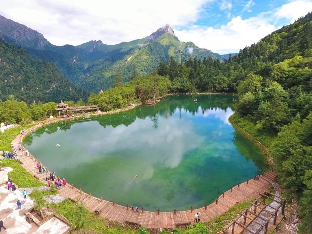 ExploreGansu's tweet photo. 🍂✨Fall in love with the enchanting beauty of Guan'egou Scenic Area in #Longnan, #Gansu province.
🏞️🎨A mirror-like lake, white-cotton clouds and colorful leaves swaying in the gentle breeze... Nature's masterpiece awaits your visit! #CharmingGansu #GansuView #AutumninGansu https://t.co/K5GvKVA6VR