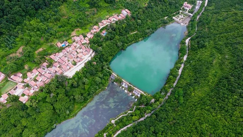 ExploreGansu's tweet photo. 🍂✨Fall in love with the enchanting beauty of Guan'egou Scenic Area in #Longnan, #Gansu province.
🏞️🎨A mirror-like lake, white-cotton clouds and colorful leaves swaying in the gentle breeze... Nature's masterpiece awaits your visit! #CharmingGansu #GansuView #AutumninGansu https://t.co/K5GvKVA6VR
