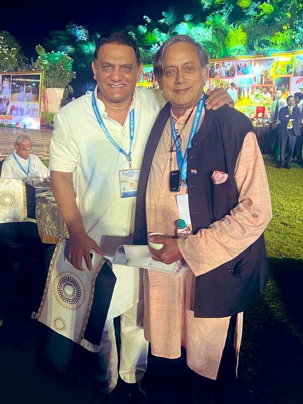 azharflicks's tweet image. With the ever effervescent Shashi Tharoor sir. From my debut test match in Kolkata to now he looks the same. 

@ShashiTharoor #TelanganaCongress #CWC_Hyderabad